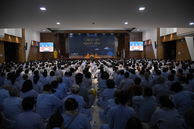 Dharma talk Secular people, dharma practitioners - Most Thích Giác Đăng in the 107th Seven-day Retreat