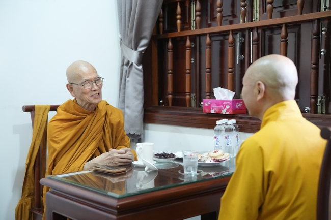 Dharma talk Secular people, dharma practitioners - Most Thích Giác Đăng in the 107th Seven-day Retreat