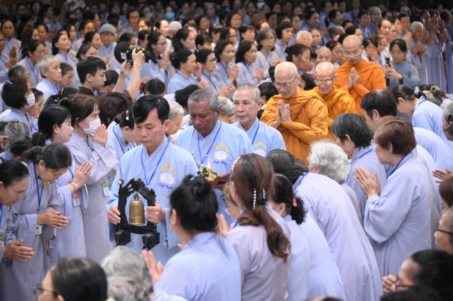 Dharma talk Secular people, dharma practitioners - Most Thích Giác Đăng in the 107th Seven-day Retreat