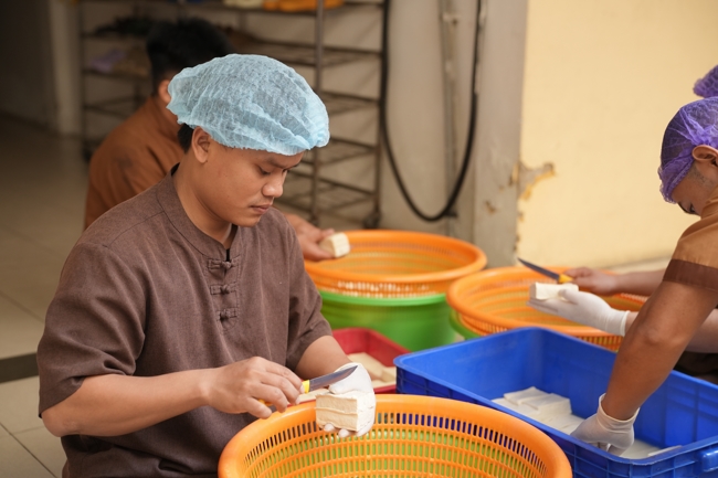 Dharma talk Secular people, dharma practitioners - Most Thích Giác Đăng in the 107th Seven-day Retreat