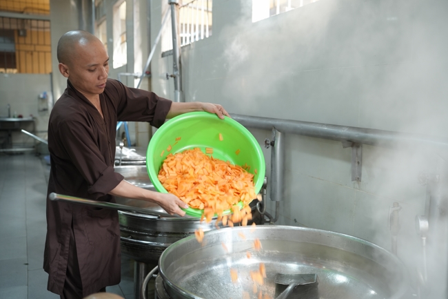 Dharma talk Secular people, dharma practitioners - Most Thích Giác Đăng in the 107th Seven-day Retreat