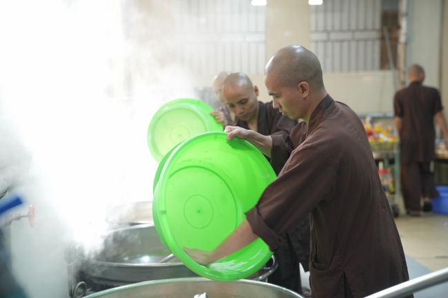 Dharma talk Secular people, dharma practitioners - Most Thích Giác Đăng in the 107th Seven-day Retreat