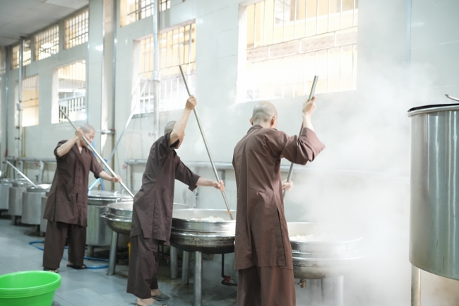 Dharma talk Secular people, dharma practitioners - Most Thích Giác Đăng in the 107th Seven-day Retreat