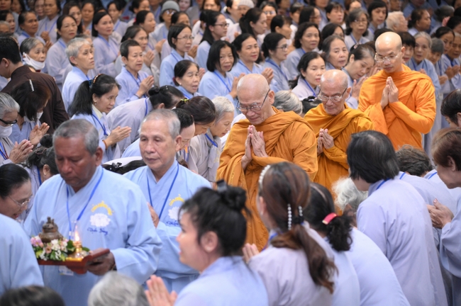Dharma talk Secular people, dharma practitioners - Most Thích Giác Đăng in the 107th Seven-day Retreat
