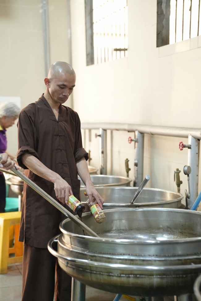 Dharma talk Secular people, dharma practitioners - Most Thích Giác Đăng in the 107th Seven-day Retreat
