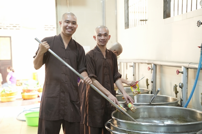 Dharma talk Secular people, dharma practitioners - Most Thích Giác Đăng in the 107th Seven-day Retreat