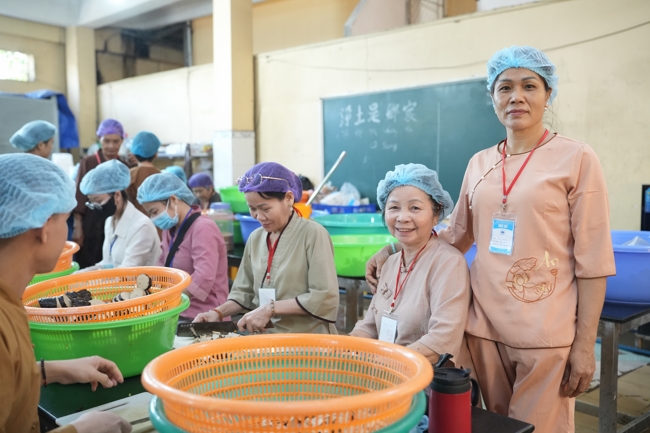 Dharma talk Secular people, dharma practitioners - Most Thích Giác Đăng in the 107th Seven-day Retreat
