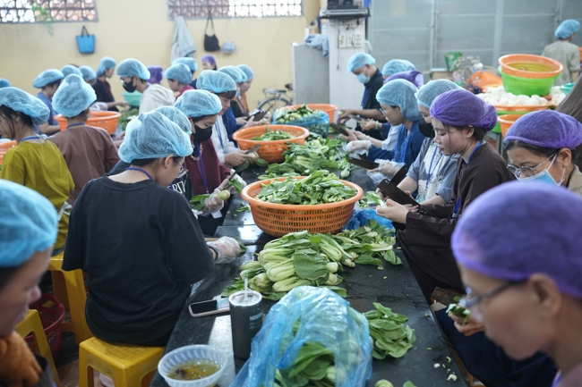 Dharma talk Secular people, dharma practitioners - Most Thích Giác Đăng in the 107th Seven-day Retreat