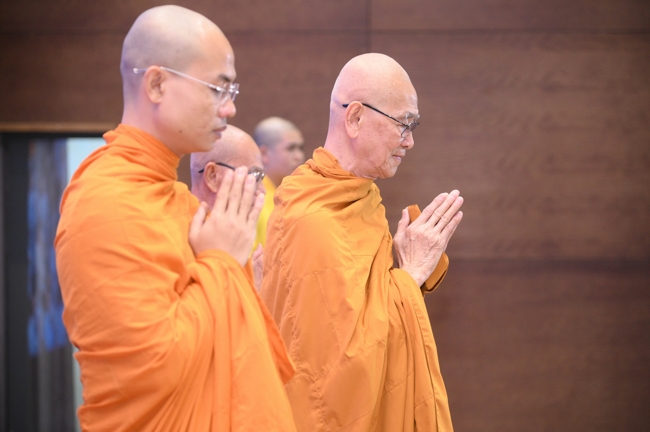 Dharma talk Secular people, dharma practitioners - Most Thích Giác Đăng in the 107th Seven-day Retreat