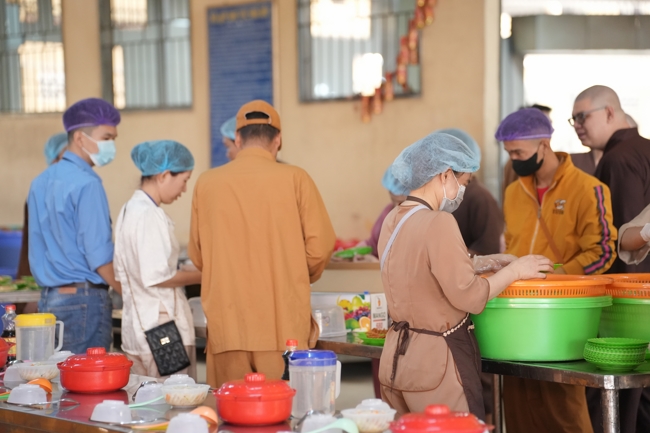 Dharma talk Secular people, dharma practitioners - Most Thích Giác Đăng in the 107th Seven-day Retreat