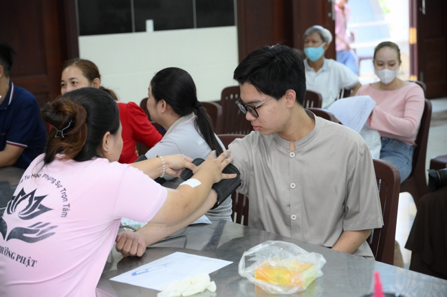 Hiến máu nhân đạo