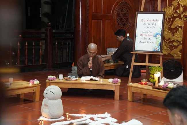 Buổi chia sẻ của Đại đức Thích Tâm Trường cùng Hội sinh viên chùa Hoằng Pháp.