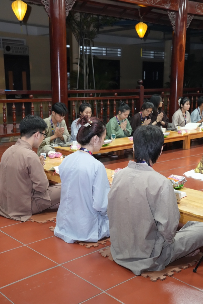 Buổi chia sẻ của Đại đức Thích Tâm Trường cùng Hội sinh viên chùa Hoằng Pháp.