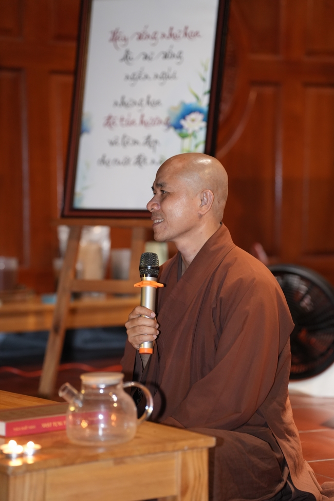 Buổi chia sẻ của Đại đức Thích Tâm Trường cùng Hội sinh viên chùa Hoằng Pháp.