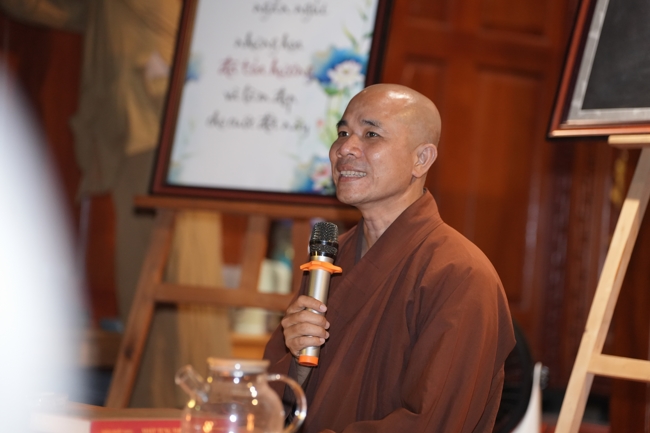 Buổi chia sẻ của Đại đức Thích Tâm Trường cùng Hội sinh viên chùa Hoằng Pháp.