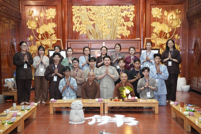 Buổi chia sẻ của Đại đức Thích Tâm Trường cùng Hội sinh viên chùa Hoằng Pháp.