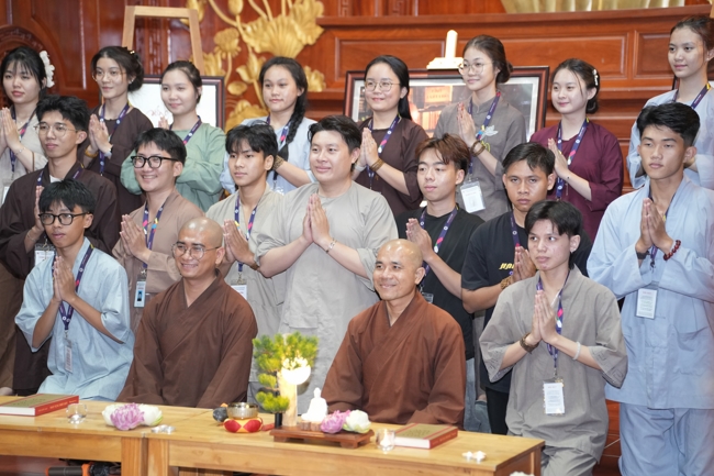 Buổi chia sẻ của Đại đức Thích Tâm Trường cùng Hội sinh viên chùa Hoằng Pháp.