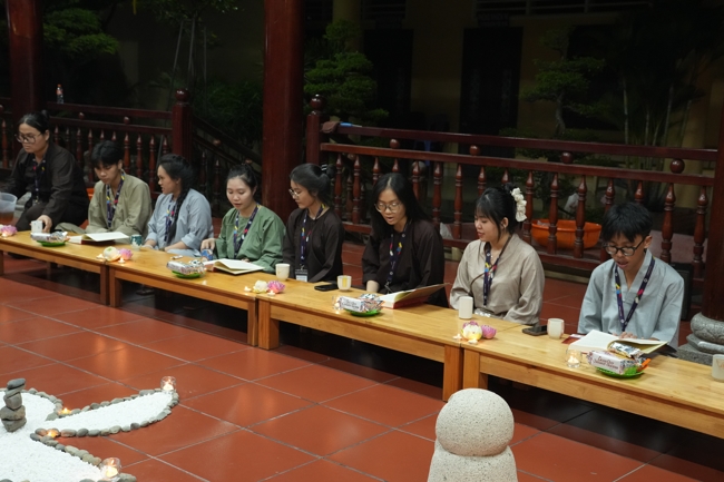 Buổi chia sẻ của Đại đức Thích Tâm Trường cùng Hội sinh viên chùa Hoằng Pháp.