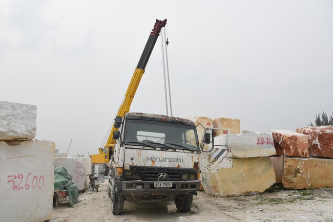 Charity Board: The beginning rite to sculpt the statue Bodhisattva Avalokiteshvara offering to Pho Hien vihara in Dong Nai