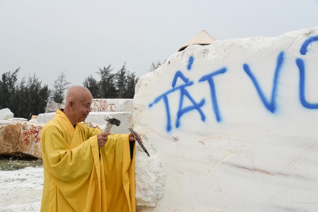 Charity Board: The beginning rite to sculpt the statue Bodhisattva Avalokiteshvara offering to Pho Hien vihara in Dong Nai