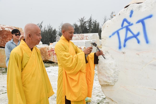 Charity Board: The beginning rite to sculpt the statue Bodhisattva Avalokiteshvara offering to Pho Hien vihara in Dong Nai