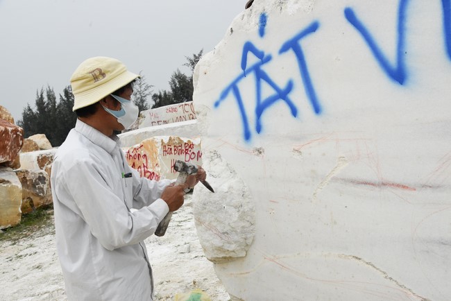 Charity Board: The beginning rite to sculpt the statue Bodhisattva Avalokiteshvara offering to Pho Hien vihara in Dong Nai