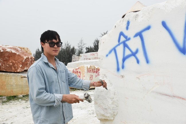 Charity Board: The beginning rite to sculpt the statue Bodhisattva Avalokiteshvara offering to Pho Hien vihara in Dong Nai
