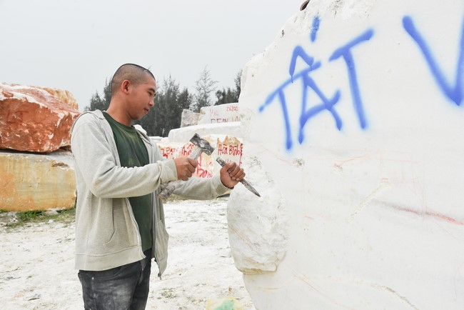 Charity Board: The beginning rite to sculpt the statue Bodhisattva Avalokiteshvara offering to Pho Hien vihara in Dong Nai