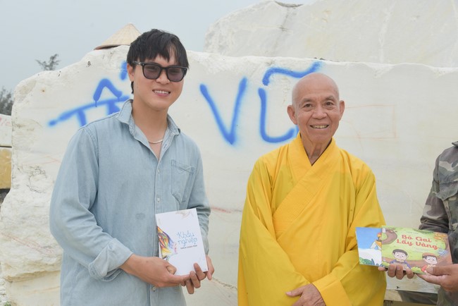 Charity Board: The beginning rite to sculpt the statue Bodhisattva Avalokiteshvara offering to Pho Hien vihara in Dong Nai
