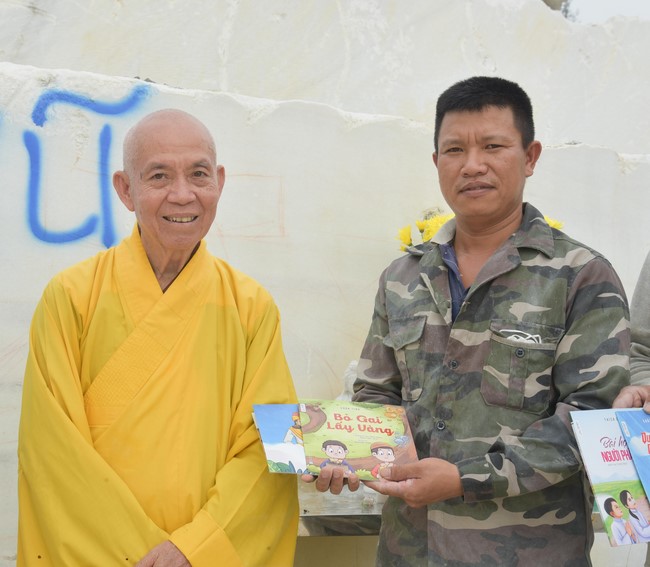 Charity Board: The beginning rite to sculpt the statue Bodhisattva Avalokiteshvara offering to Pho Hien vihara in Dong Nai