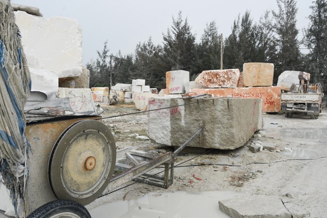 Charity Board: The beginning rite to sculpt the statue Bodhisattva Avalokiteshvara offering to Pho Hien vihara in Dong Nai