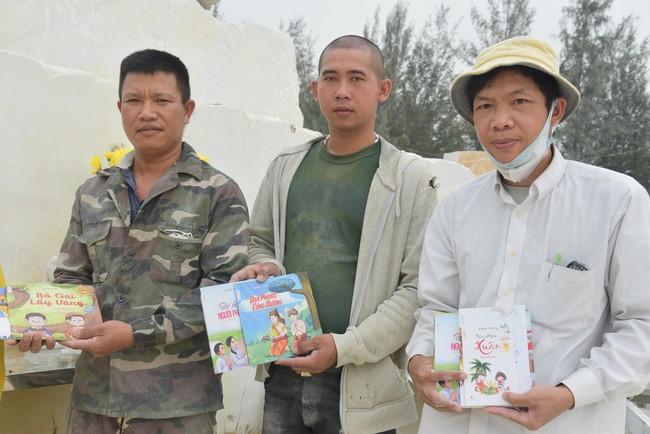 Charity Board: The beginning rite to sculpt the statue Bodhisattva Avalokiteshvara offering to Pho Hien vihara in Dong Nai