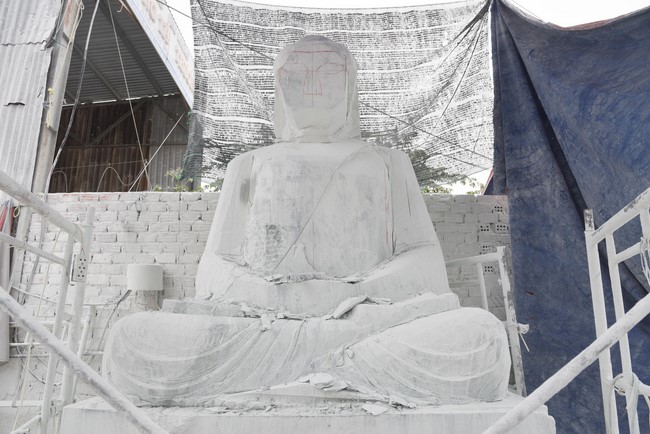 Charity Board: The beginning rite to sculpt the statue Bodhisattva Avalokiteshvara offering to Pho Hien vihara in Dong Nai