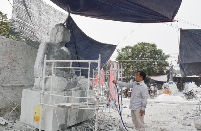 Charity Board: The beginning rite to sculpt the statue Bodhisattva Avalokiteshvara offering to Pho Hien vihara in Dong Nai
