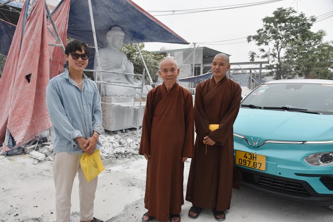 Charity Board: The beginning rite to sculpt the statue Bodhisattva Avalokiteshvara offering to Pho Hien vihara in Dong Nai