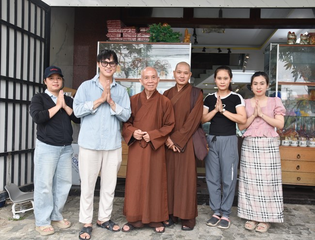 Charity Board: The beginning rite to sculpt the statue Bodhisattva Avalokiteshvara offering to Pho Hien vihara in Dong Nai