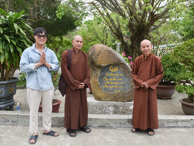 Charity Board: The beginning rite to sculpt the statue Bodhisattva Avalokiteshvara offering to Pho Hien vihara in Dong Nai