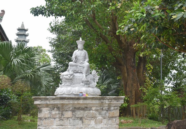 Charity Board: The beginning rite to sculpt the statue Bodhisattva Avalokiteshvara offering to Pho Hien vihara in Dong Nai