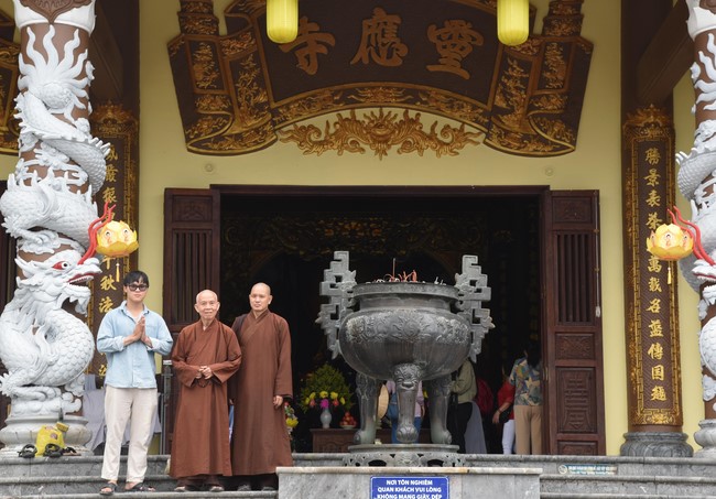Charity Board: The beginning rite to sculpt the statue Bodhisattva Avalokiteshvara offering to Pho Hien vihara in Dong Nai