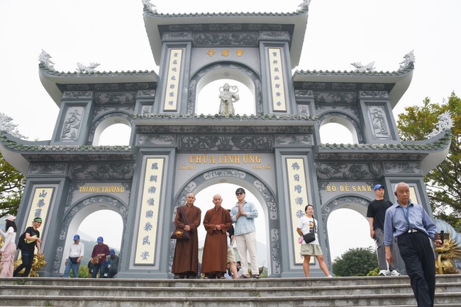 Charity Board: The beginning rite to sculpt the statue Bodhisattva Avalokiteshvara offering to Pho Hien vihara in Dong Nai