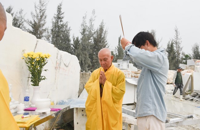 Charity Board: The beginning rite to sculpt the statue Bodhisattva Avalokiteshvara offering to Pho Hien vihara in Dong Nai