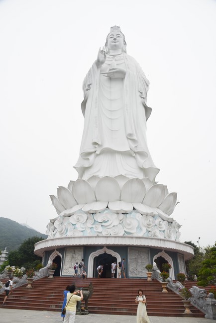 Charity Board: The beginning rite to sculpt the statue Bodhisattva Avalokiteshvara offering to Pho Hien vihara in Dong Nai