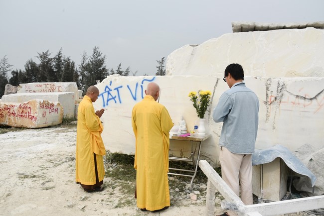Charity Board: The beginning rite to sculpt the statue Bodhisattva Avalokiteshvara offering to Pho Hien vihara in Dong Nai