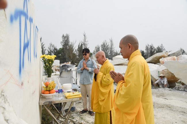 Charity Board: The beginning rite to sculpt the statue Bodhisattva Avalokiteshvara offering to Pho Hien vihara in Dong Nai
