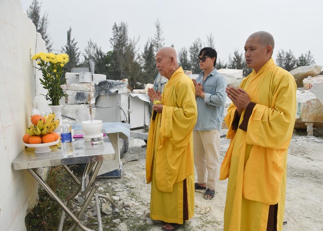 Charity Board: The beginning rite to sculpt the statue Bodhisattva Avalokiteshvara offering to Pho Hien vihara in Dong Nai
