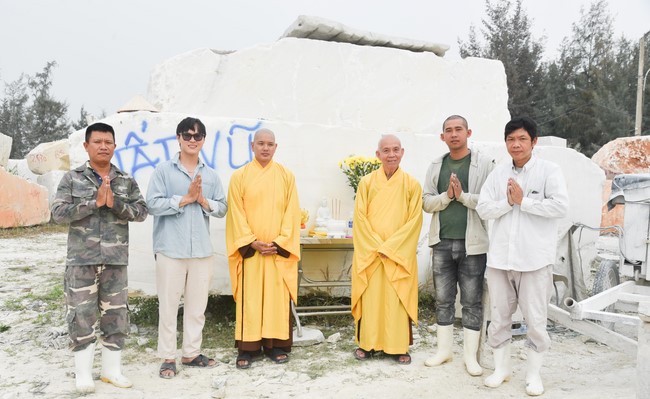 Charity Board: The beginning rite to sculpt the statue Bodhisattva Avalokiteshvara offering to Pho Hien vihara in Dong Nai