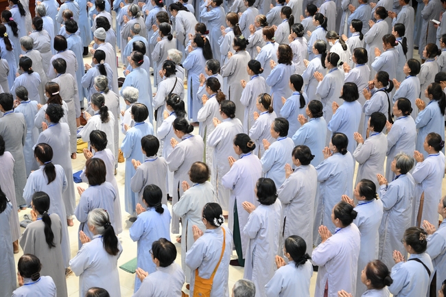 Dharma Talk “The Buddha appeared to bring happiness to gods and humans” preached by Most Thích Nhat Hy in the 105th Seven-Day Retreat