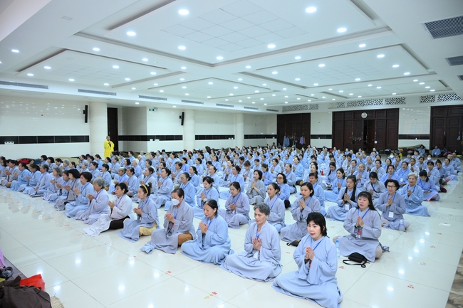Dharma Talk “The Buddha appeared to bring happiness to gods and humans” preached by Most Thích Nhat Hy in the 105th Seven-Day Retreat