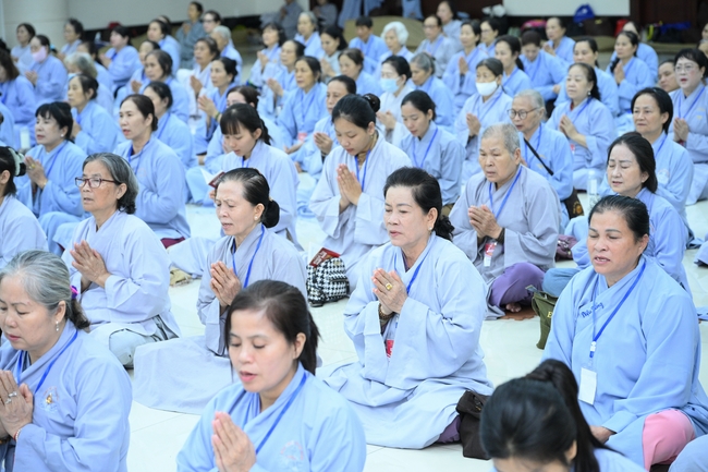 Dharma Talk “The Buddha appeared to bring happiness to gods and humans” preached by Most Thích Nhat Hy in the 105th Seven-Day Retreat