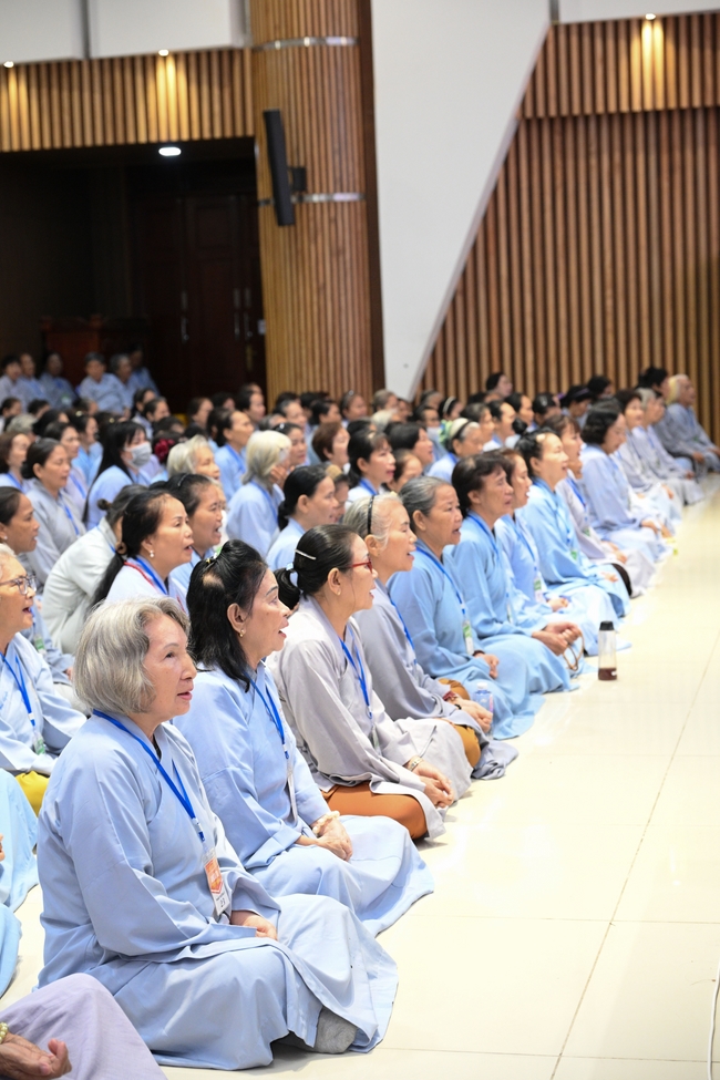 Dharma Talk “The Buddha appeared to bring happiness to gods and humans” preached by Most Thích Nhat Hy in the 105th Seven-Day Retreat